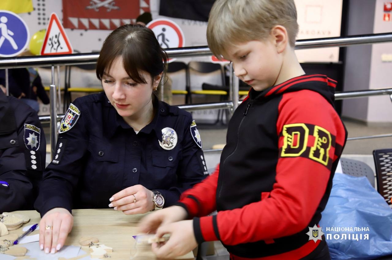 Вінницькі поліцейські показали дітям основи своєї професії