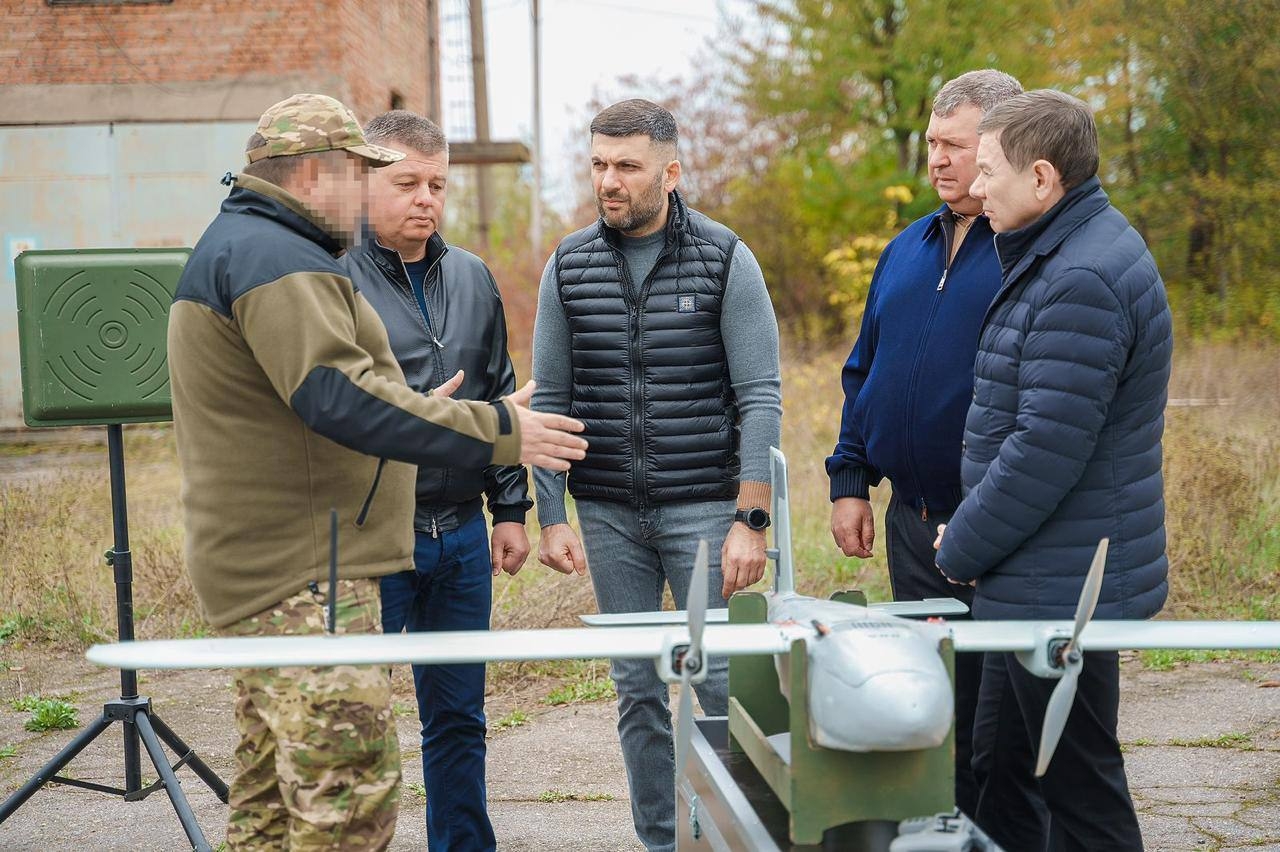 «Щедрик» полетів на фронт. Черговий унікальний бпла передав військовим МКГШ