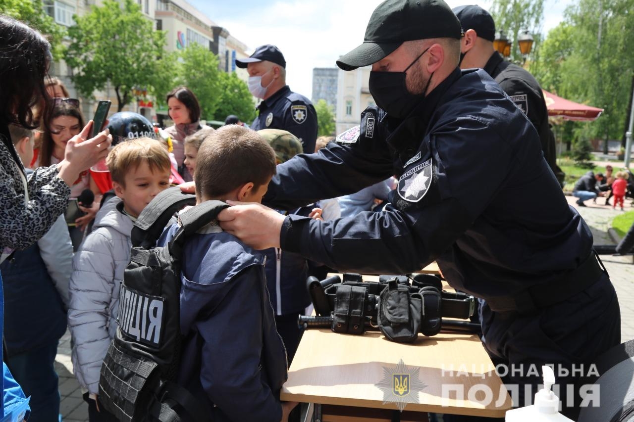 У центрі Вінниці поліцейські облаштували локації, де навчали дітей безпеці на дорозі 
