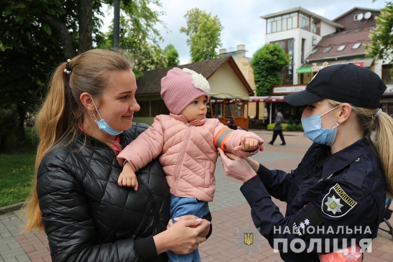 У центрі Вінниці поліцейські облаштували локації, де навчали дітей безпеці на дорозі 