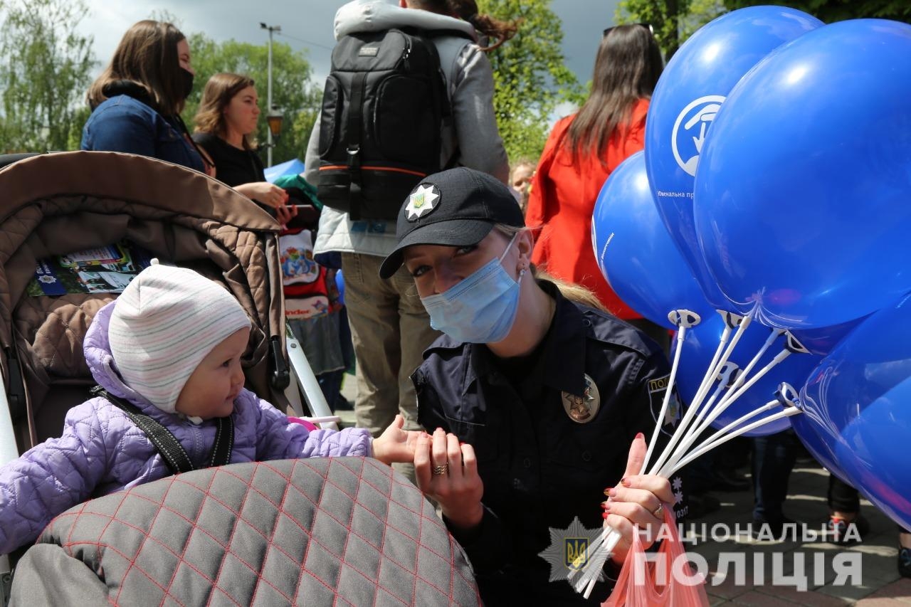 У центрі Вінниці поліцейські облаштували локації, де навчали дітей безпеці на дорозі 