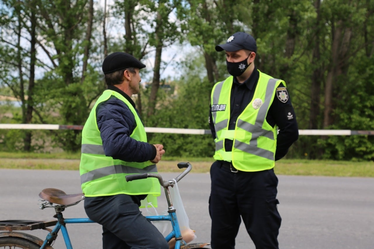 Поліцейські роздавали вінницьким велосипедистам світловідбиваючі жилети