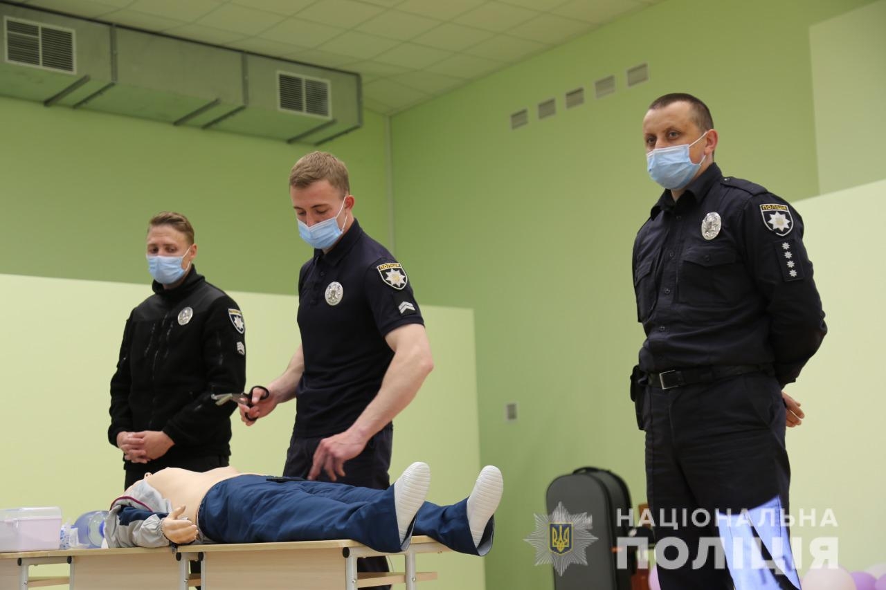 У Вінниці поліцейські навчали школярів надавати домедичну допомогу