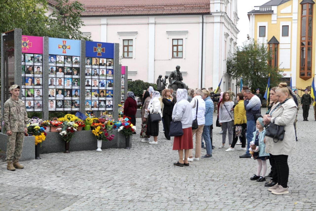 У Вінниці покладанням квітів вшанували пам'ять полеглих захисників та захисниць