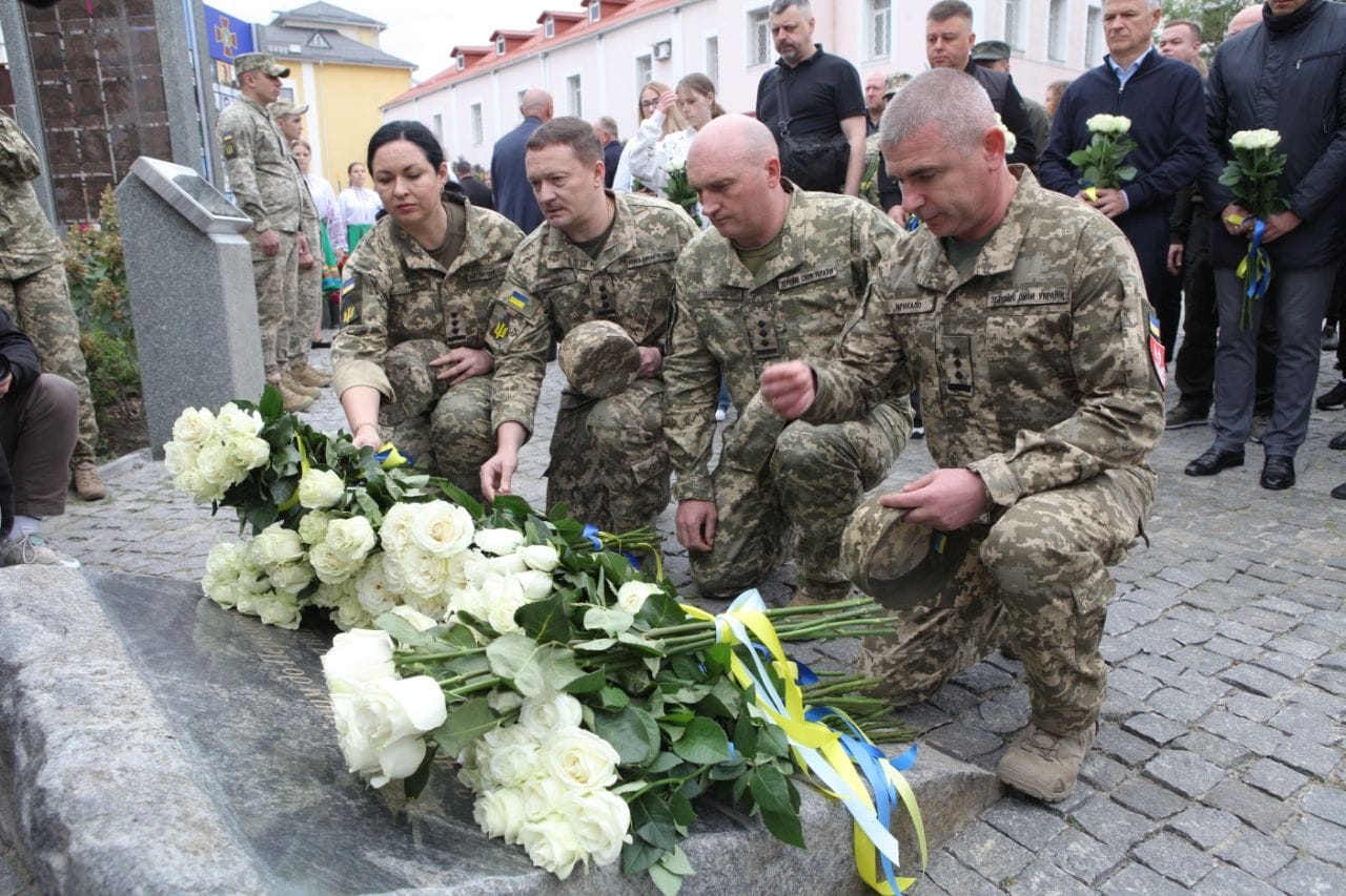 У Вінниці покладанням квітів вшанували пам'ять полеглих захисників та захисниць