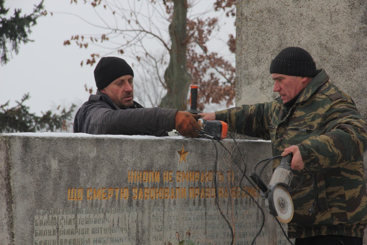 У Писарівці замінили зірку на пам'ятнику полеглим землякам на тризуб