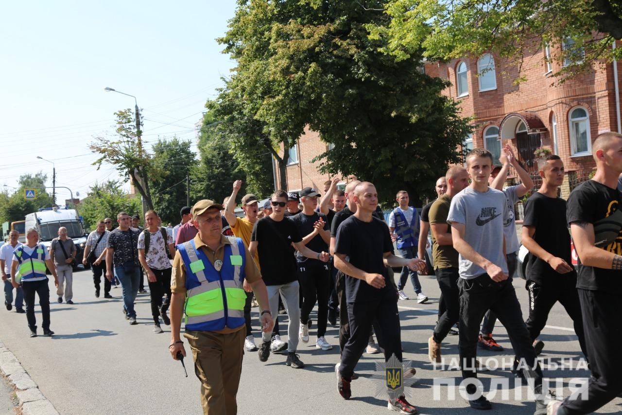 Заспокоювали натовп та шукали вибухівку: у Вінниці поліцейські провели масштабні навчання