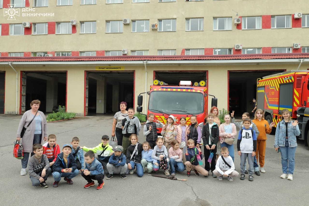 Вінницькі ліцеїсти завітали в гості до рятувальників та ознайомилися з їхньою роботою