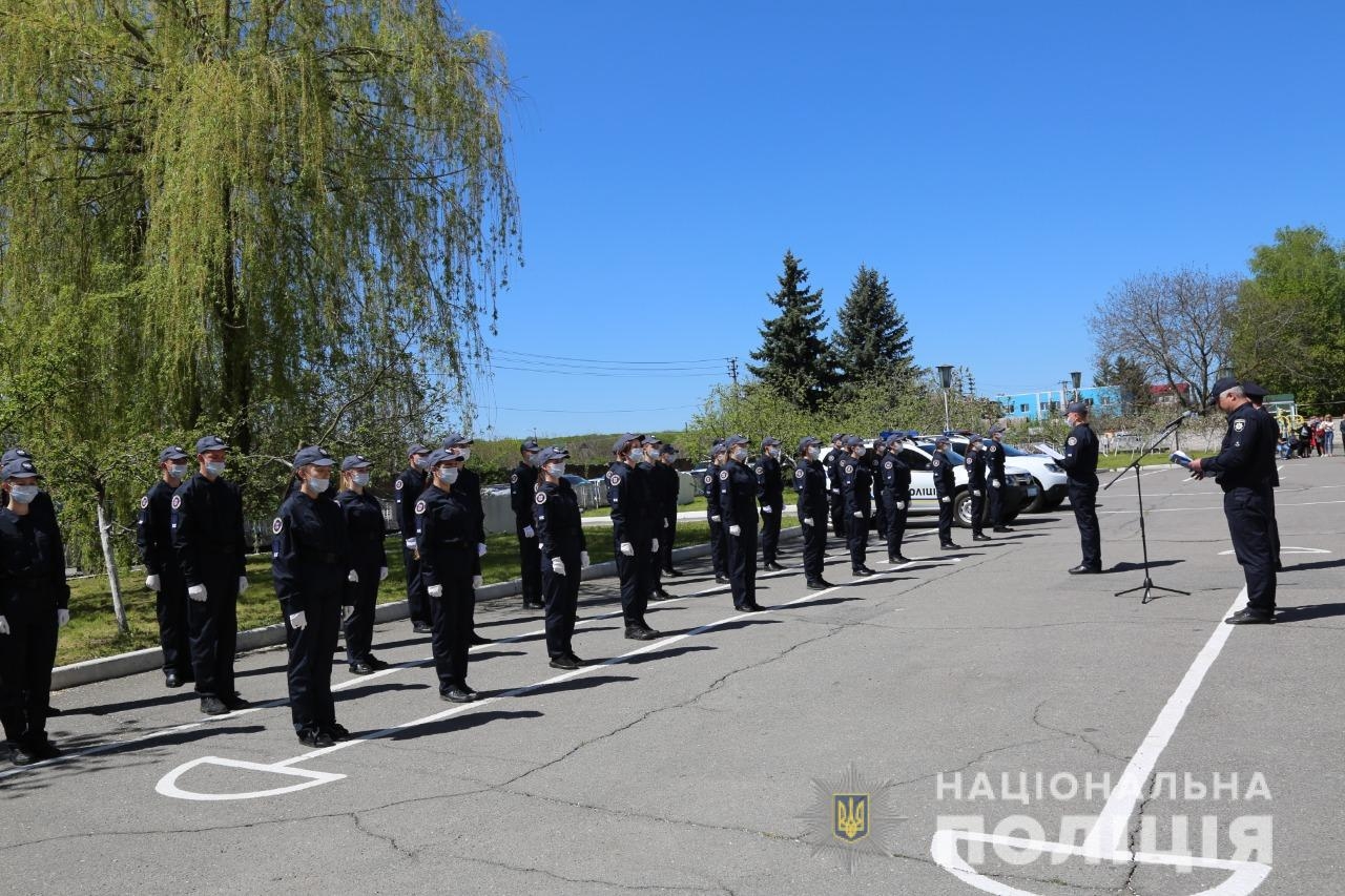 У Вінниці 18 хлопців та 18 дівчат, які цього року закінчують шкільні навчальні заклади та обрали собі за майбутню професію поліцейського – взяли участь у проєкті "Кадетський корпус поліції". Четвертий місяць на базі тренінгового центру поліції Вінниччини, де є новітнє оснащення та сучасні спортивні зали, вони отримують фахові теоретичні знання та фізичну підготовку, необхідні майбутнім поліцейським.  Сьогодні молодь урочисто дали клятву кадета.