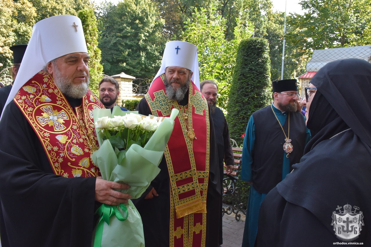 У Вінницькому жіночому монастирі освятили та встановили на монастирській будівлі хрест