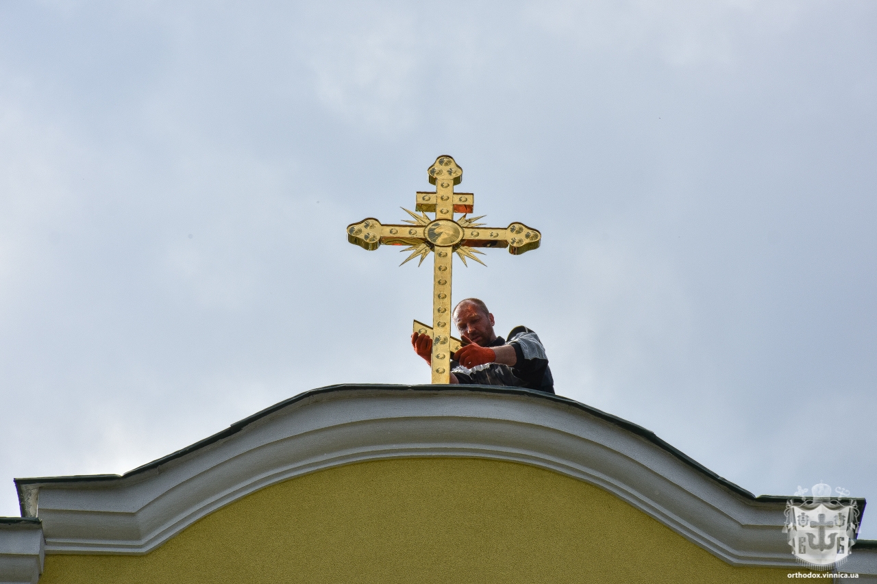 У Вінницькому жіночому монастирі освятили та встановили на монастирській будівлі хрест