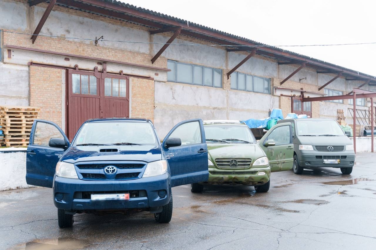 Два автомобілі та мікроавтобус для військових – чергова допомога від Вінниці 