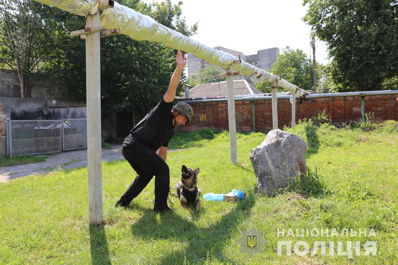 Заспокоювали натовп та шукали вибухівку: у Вінниці поліцейські провели масштабні навчання