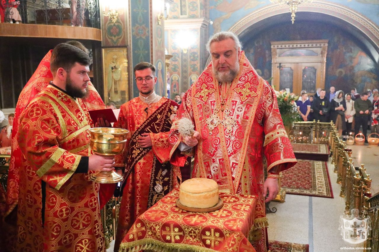 У головному соборі Вінниці звершили святкове богослужіння у Пасхальну ніч