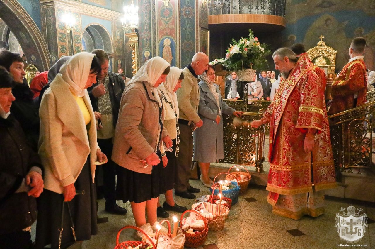 У головному соборі Вінниці звершили святкове богослужіння у Пасхальну ніч