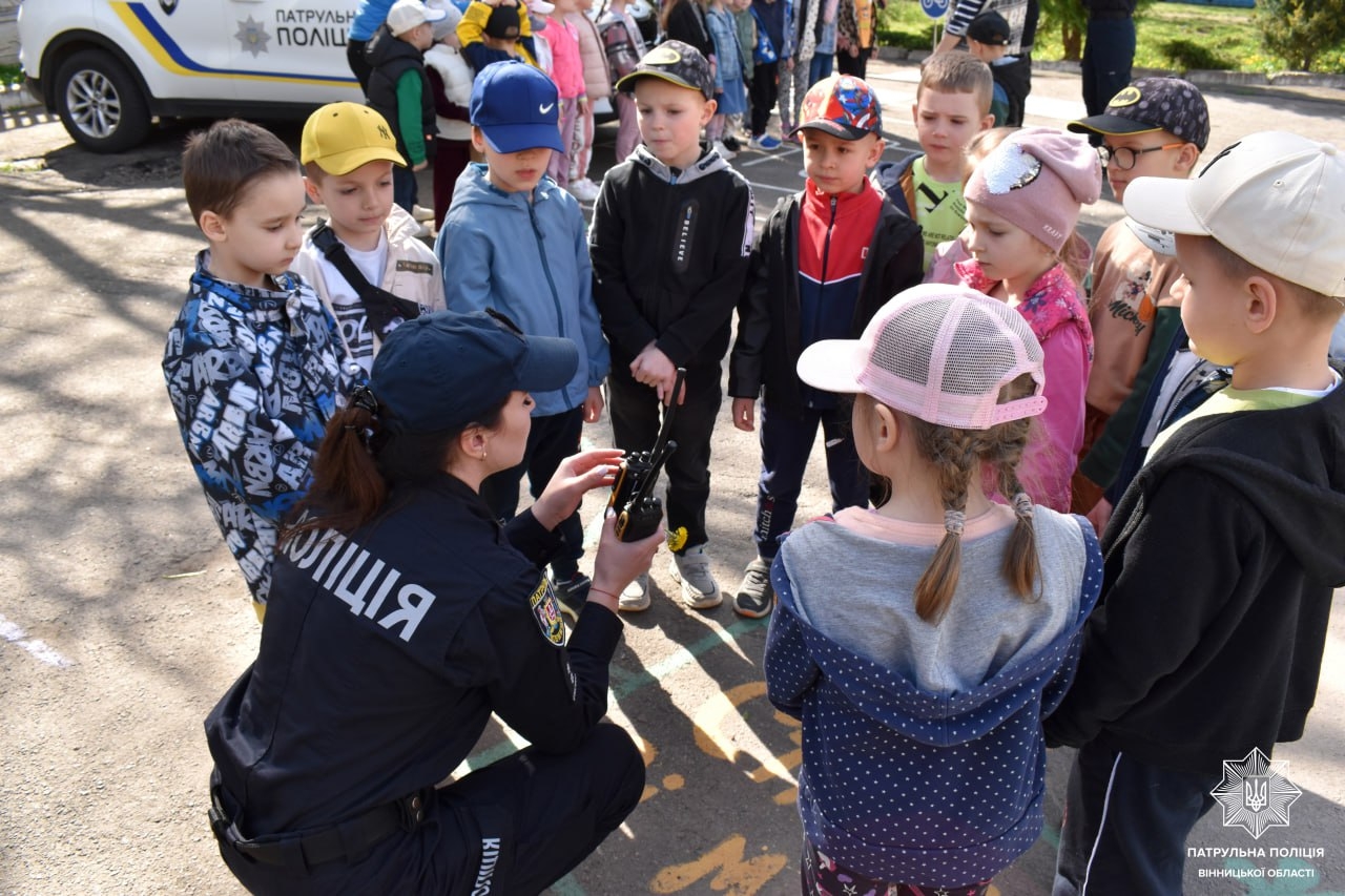 Як вінницькі патрульні допомагають діткам засвоювати правила дорожнього руху
