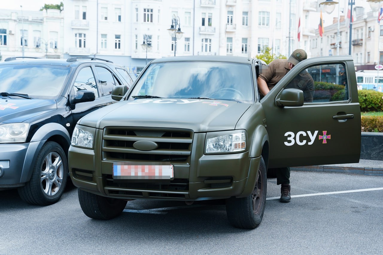 Мер Вінниці Сергій Моргунов передав військовим ключі від двох автівок