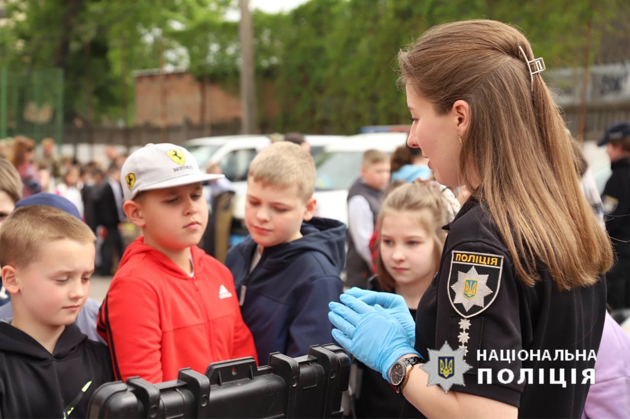 Поліцейські провели урок безпеки для школярів у Вінницькому ліцеї №4