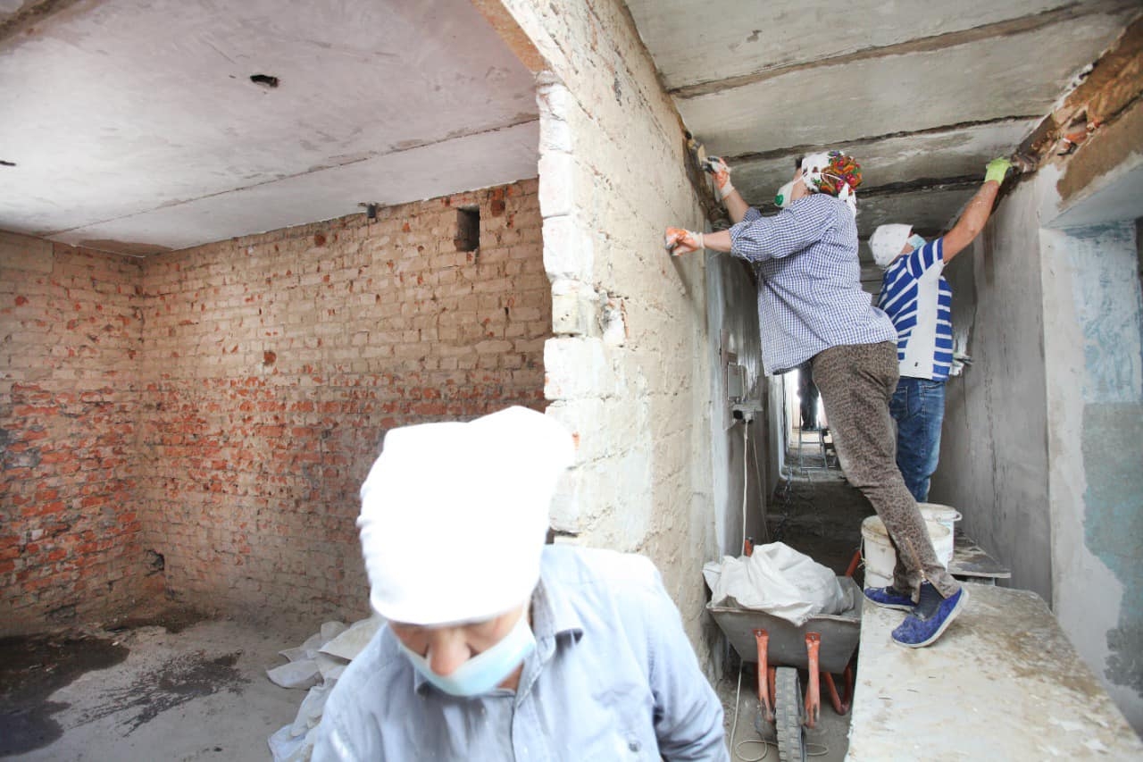 У одному з гуртожитків у Вінниці, де живуть переселенці, ремонтують 12 кімнат