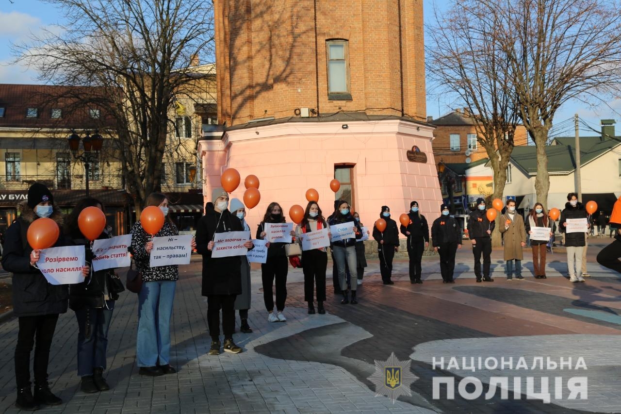 У Вінниці поліцейські з школярами провели флешмоб проти насильства