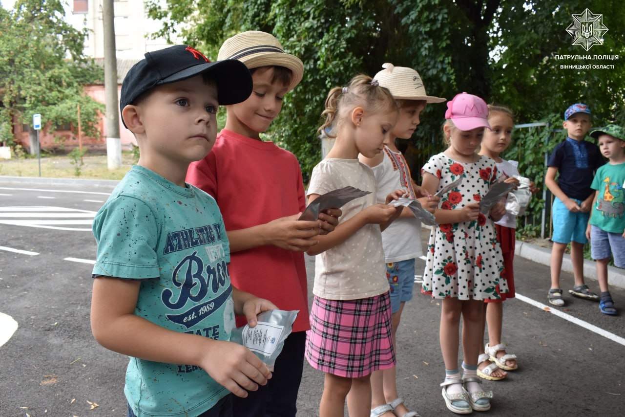 Вінницькі патрульні нагадали вихованцям дитсадка, як поводитись на дорозі