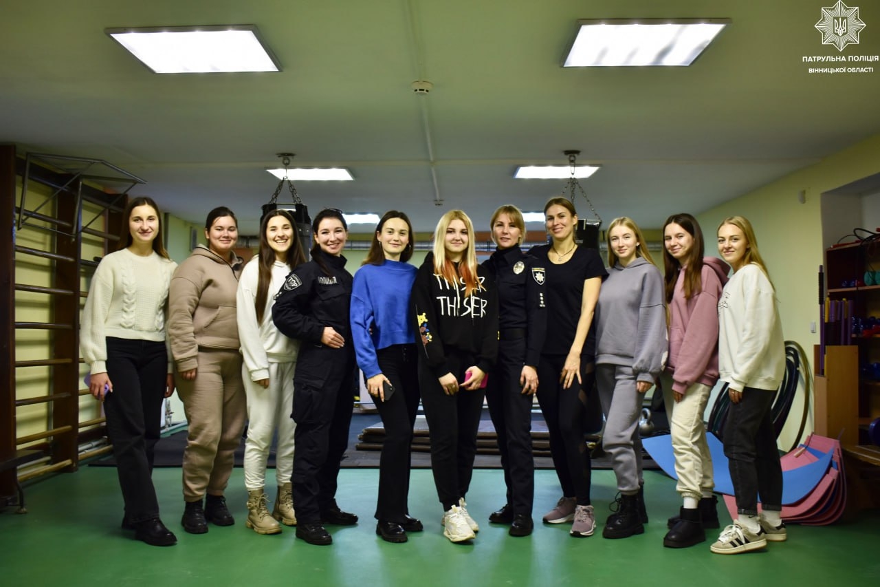 Вінницькі патрульні провели курс самооборони для студенток