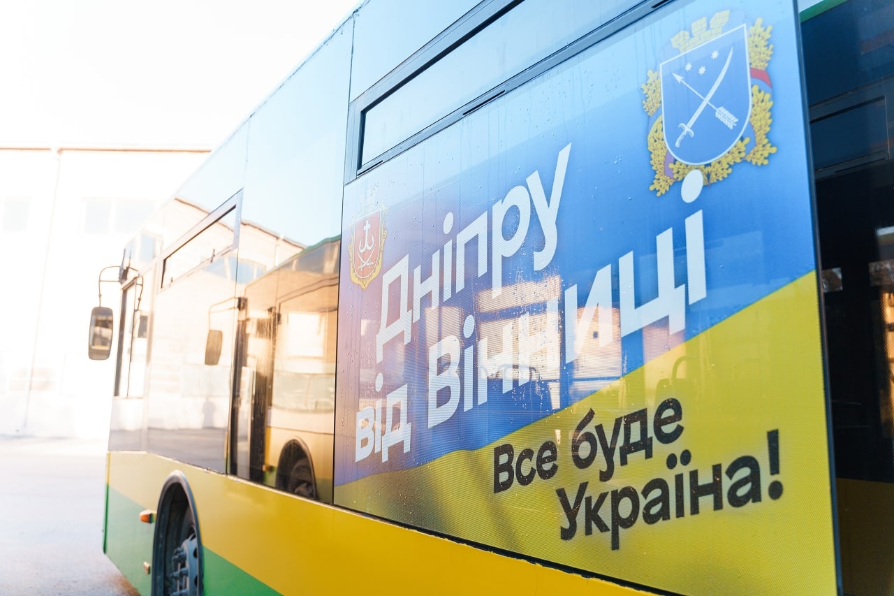 Вінниця передала Дніпру три муніципальних автобуси
