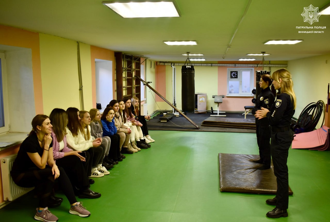 Вінницькі патрульні провели курс самооборони для студенток