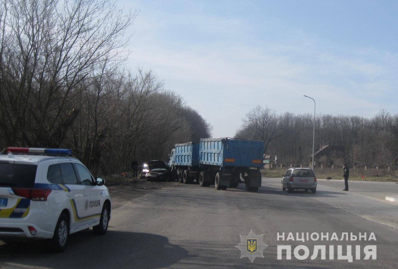 У Ладижині водій “Мазди” виїжджав із заправки та заїхав у... “КАМАЗ”