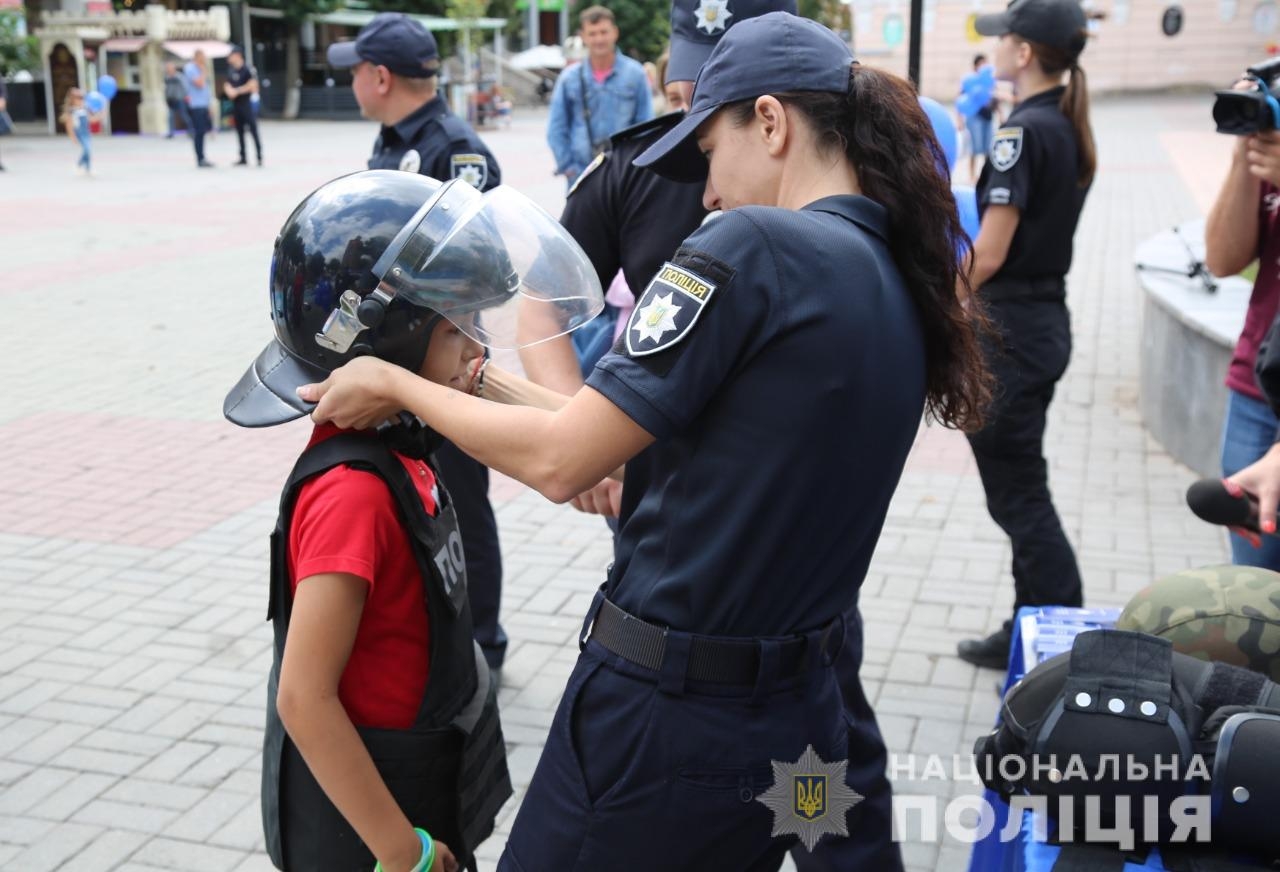 У Вінниці копи влаштували акцію, аби допомогти зібрати до школи діток з малозабезпечених родин