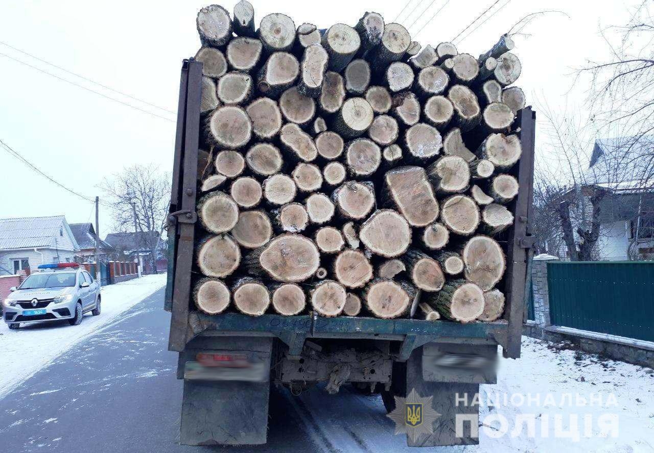 В Тростянці зупинили "ЗІЛ", повний деревини