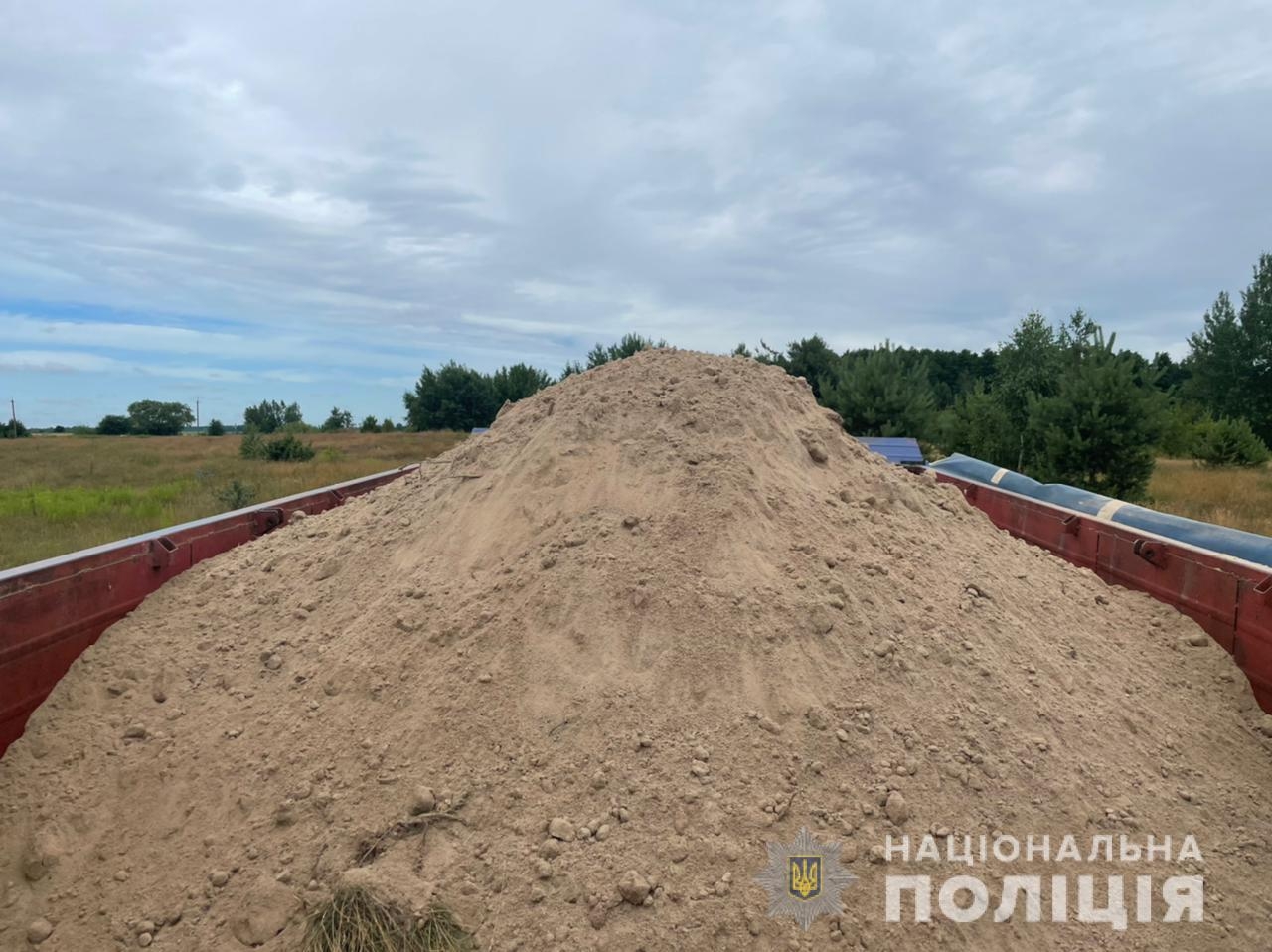 Вивозив КАМАЗом: в Іванівській громаді "накрили" нелегального добувача піску