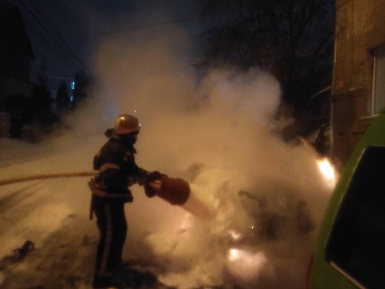 Вночі у Вінниці та Серебрії вогнеборці гасили палаючі авто