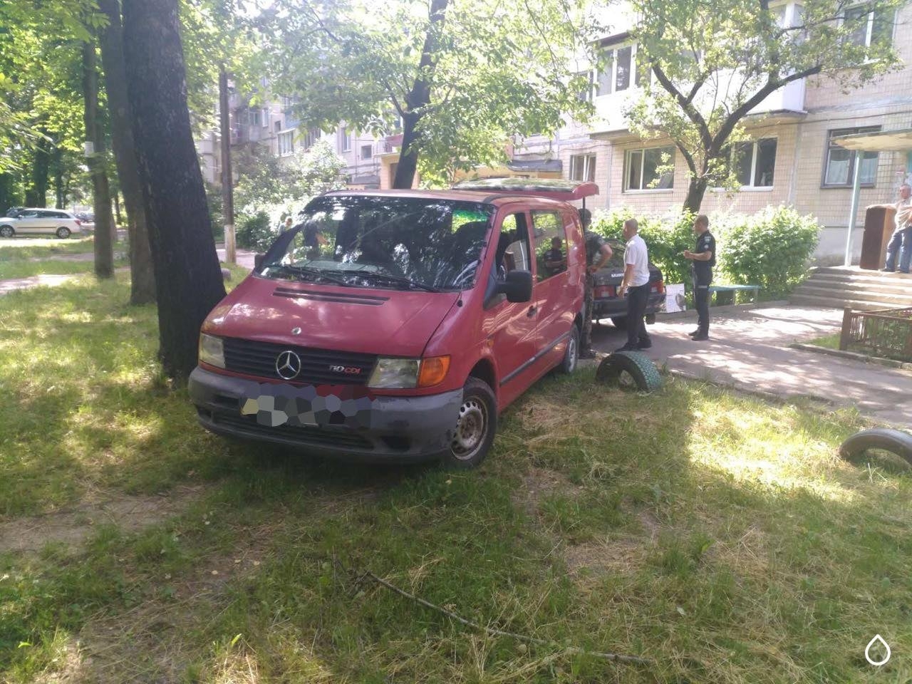 За припарковане на території газону авто вінничанин сплатить штраф