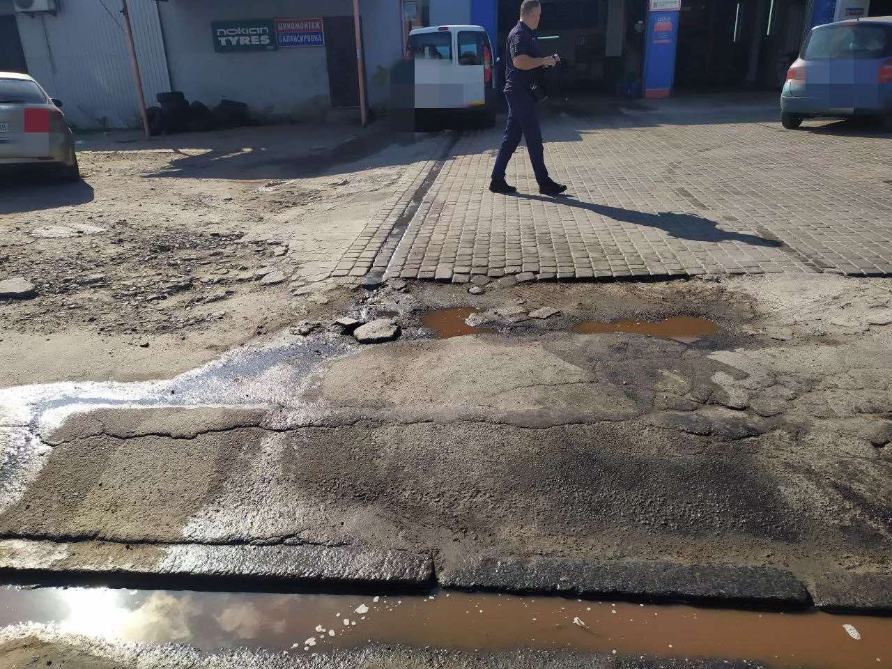 Працівники СТО зливали хімічні відходи на дорогу у центрі Вінниці