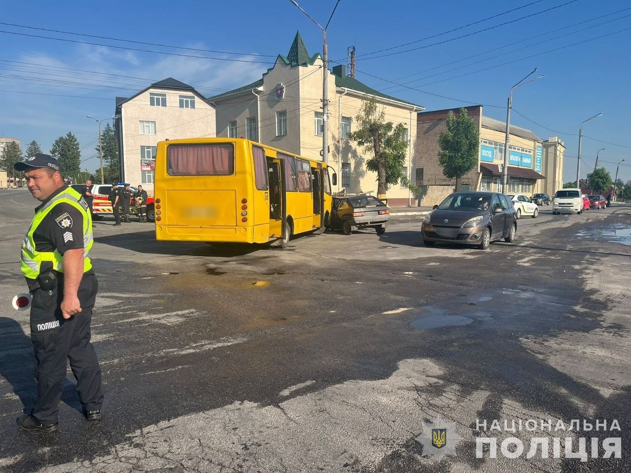 У Калинівці зіткнулись автобус та легковик - водій автівки загинув