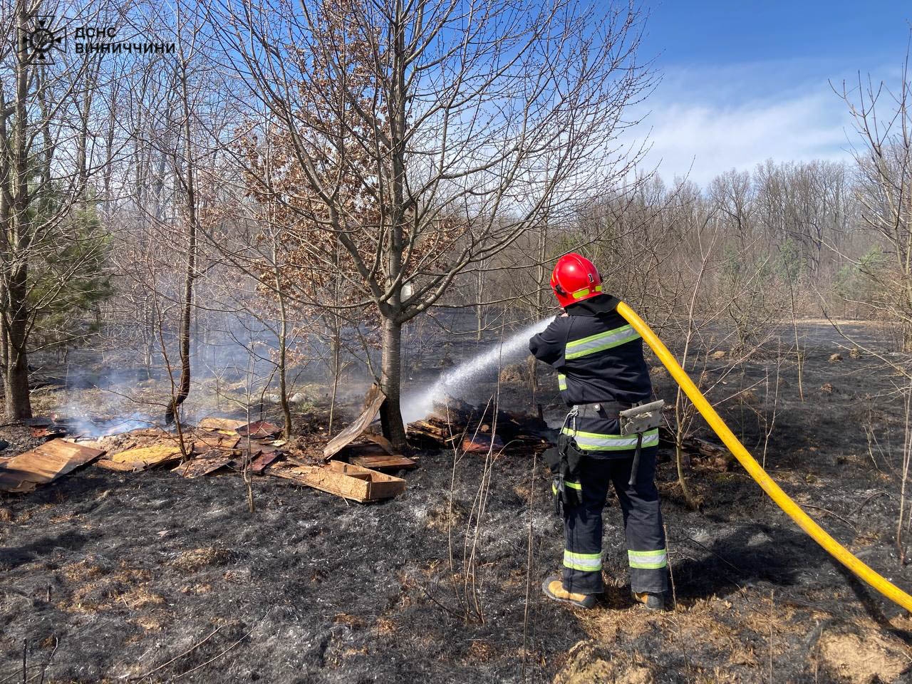 Горіла суха трава - рятувальники Вінниччини загасили 30 пожеж за добу