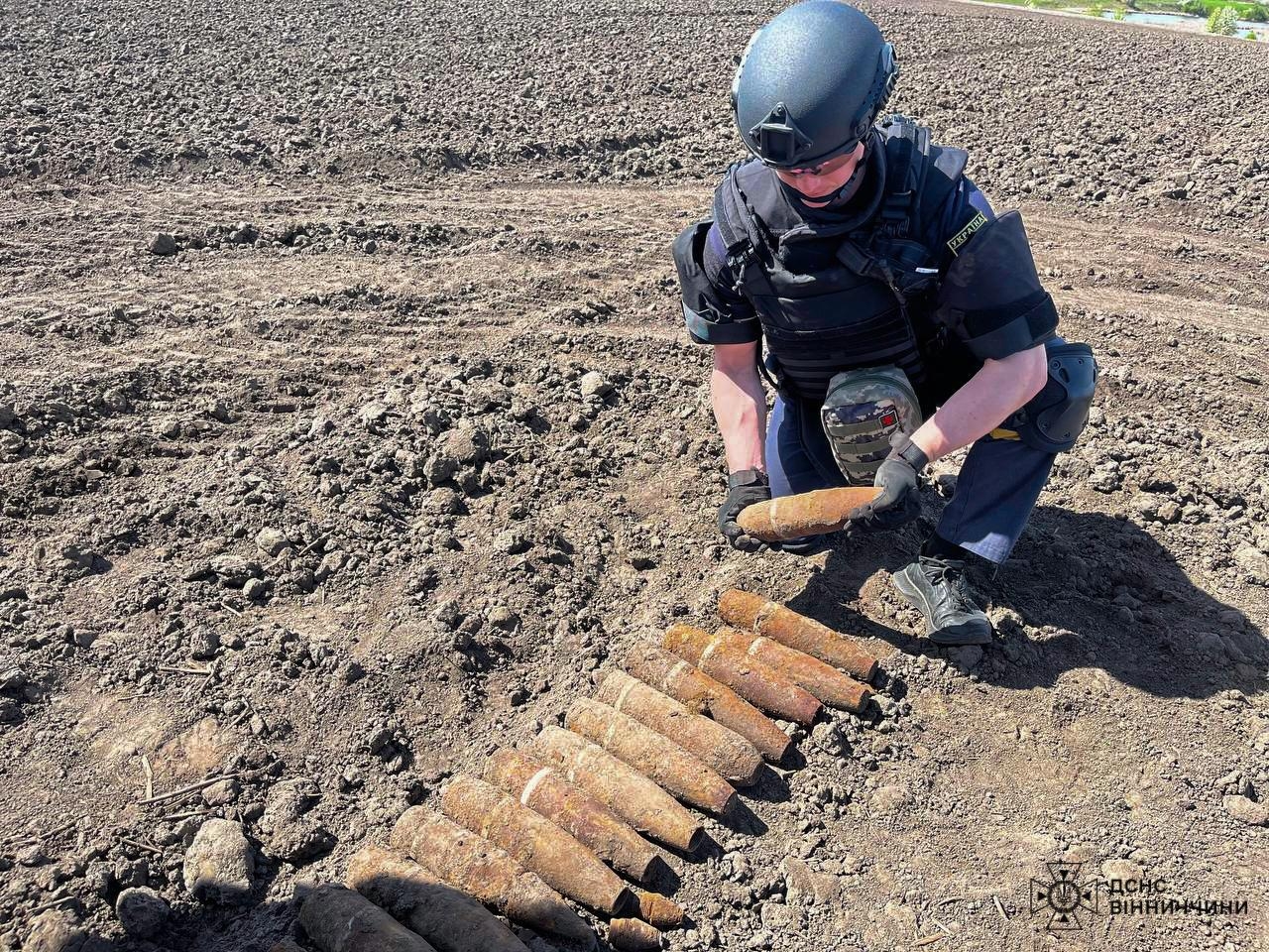 16 артилерійських снарядів знайшли в полі у Глуховецькій громаді