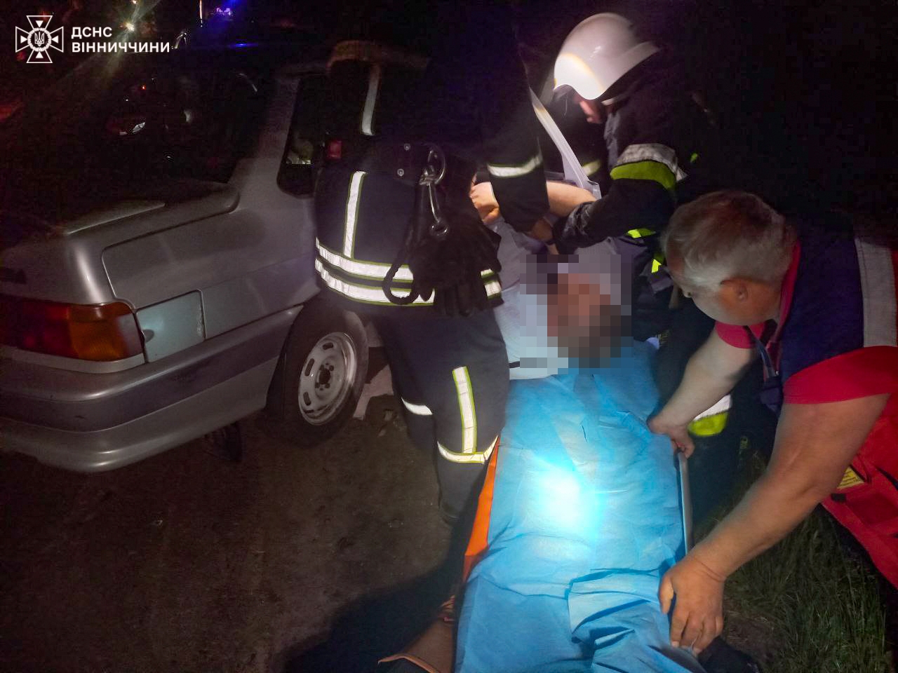 На Вінниччині врятували водія ВАЗу - чоловіка затисло в автівці