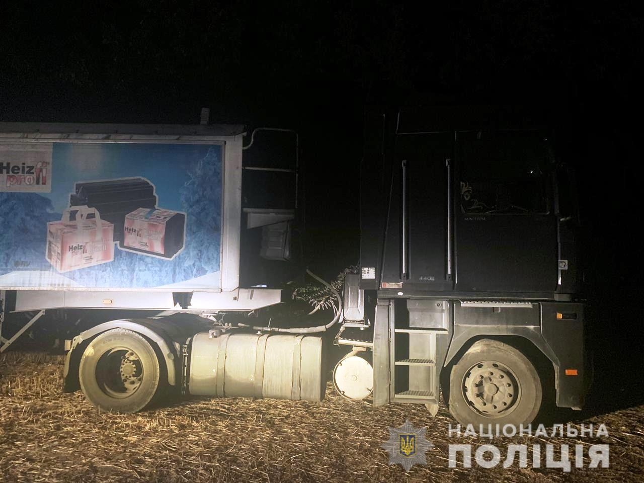 А в полі неподалік села Новоселиця правоохоронці знайшли ще й великогабаритну вантажівку