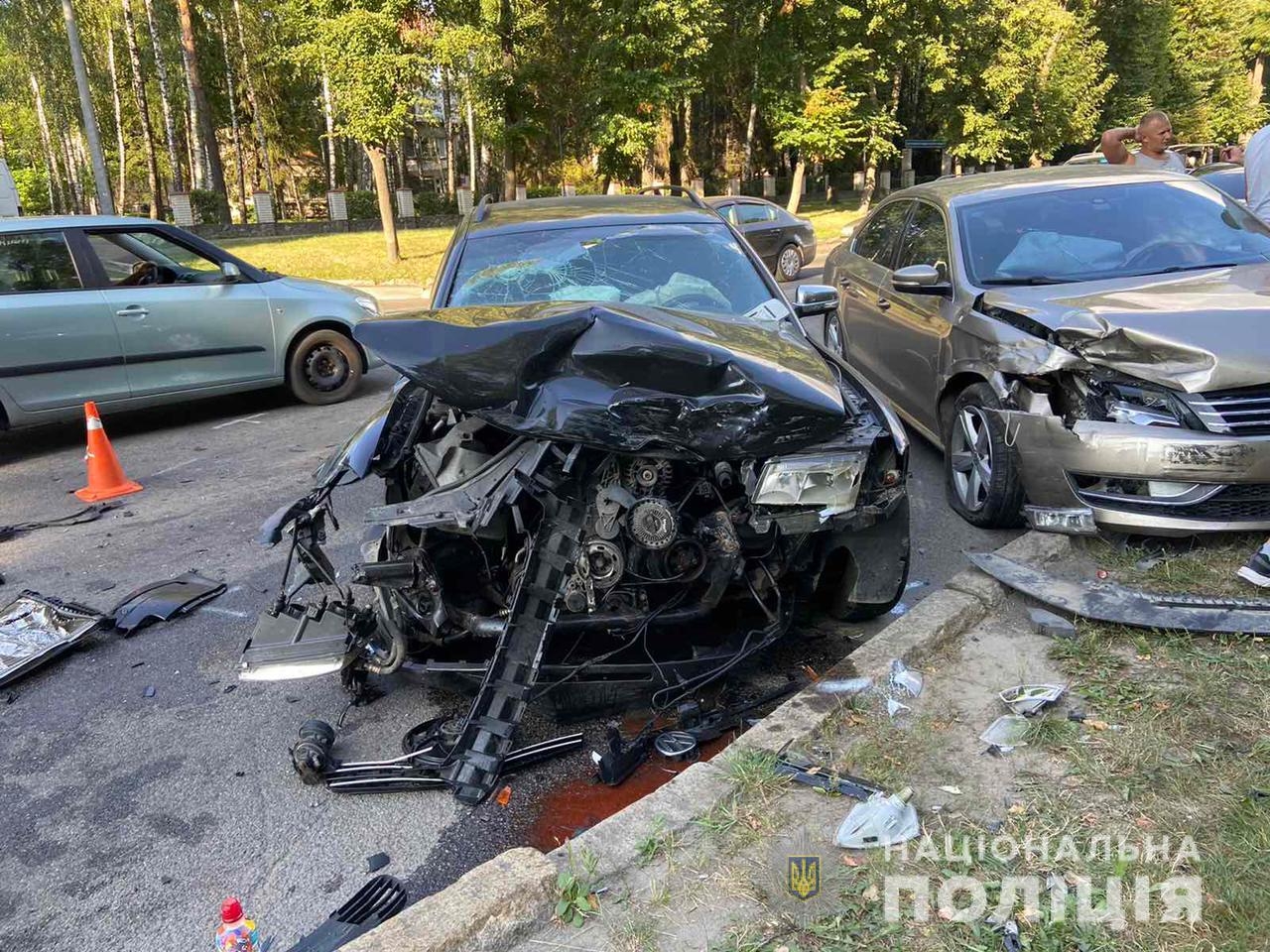 На Хмельницькому шосе зіштовхнулись два автомобіля Volkswagen: є постраждалі