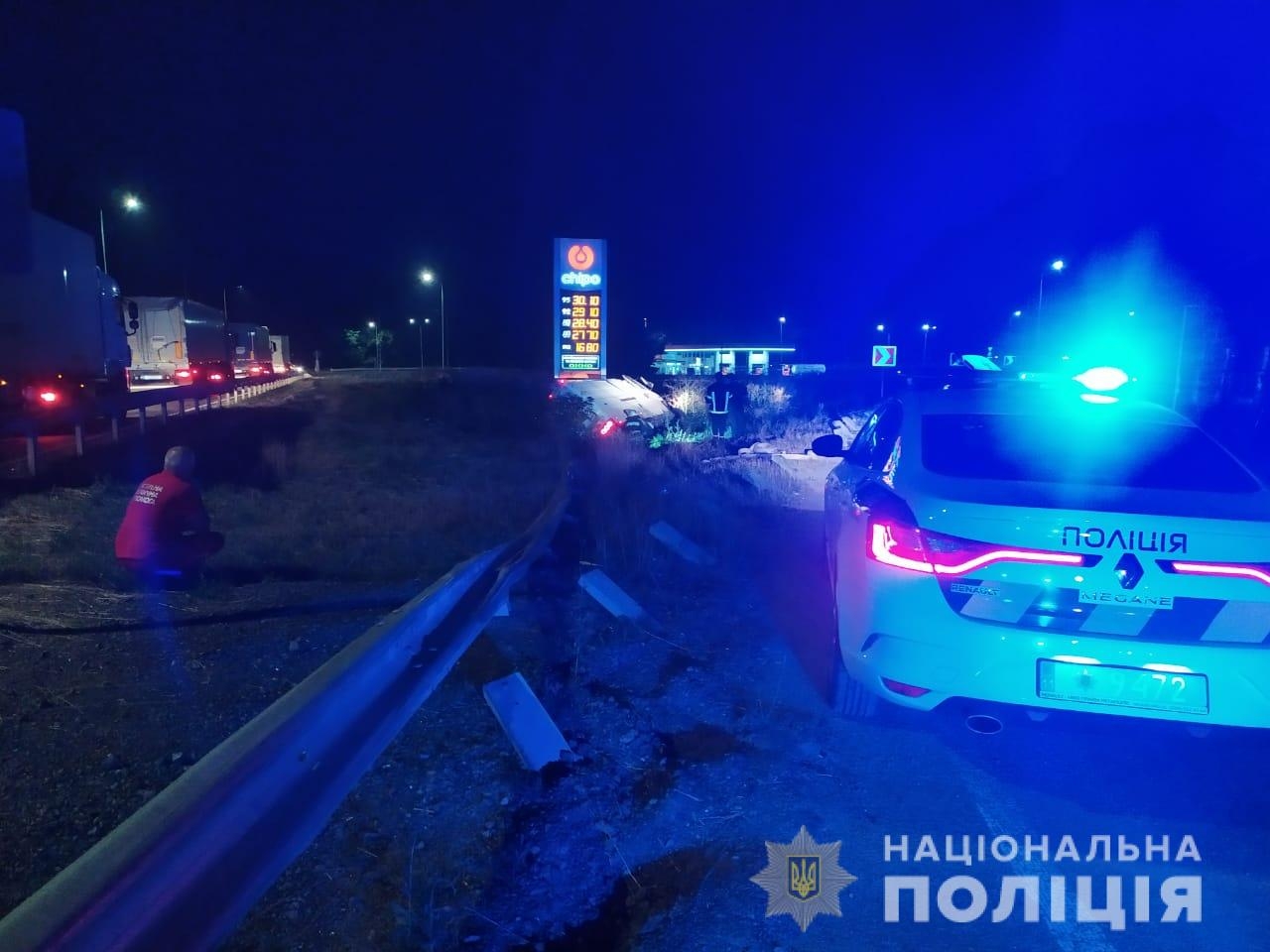 У Вінниці на об’їзній перекинувся мікроавтобус: водій загинув