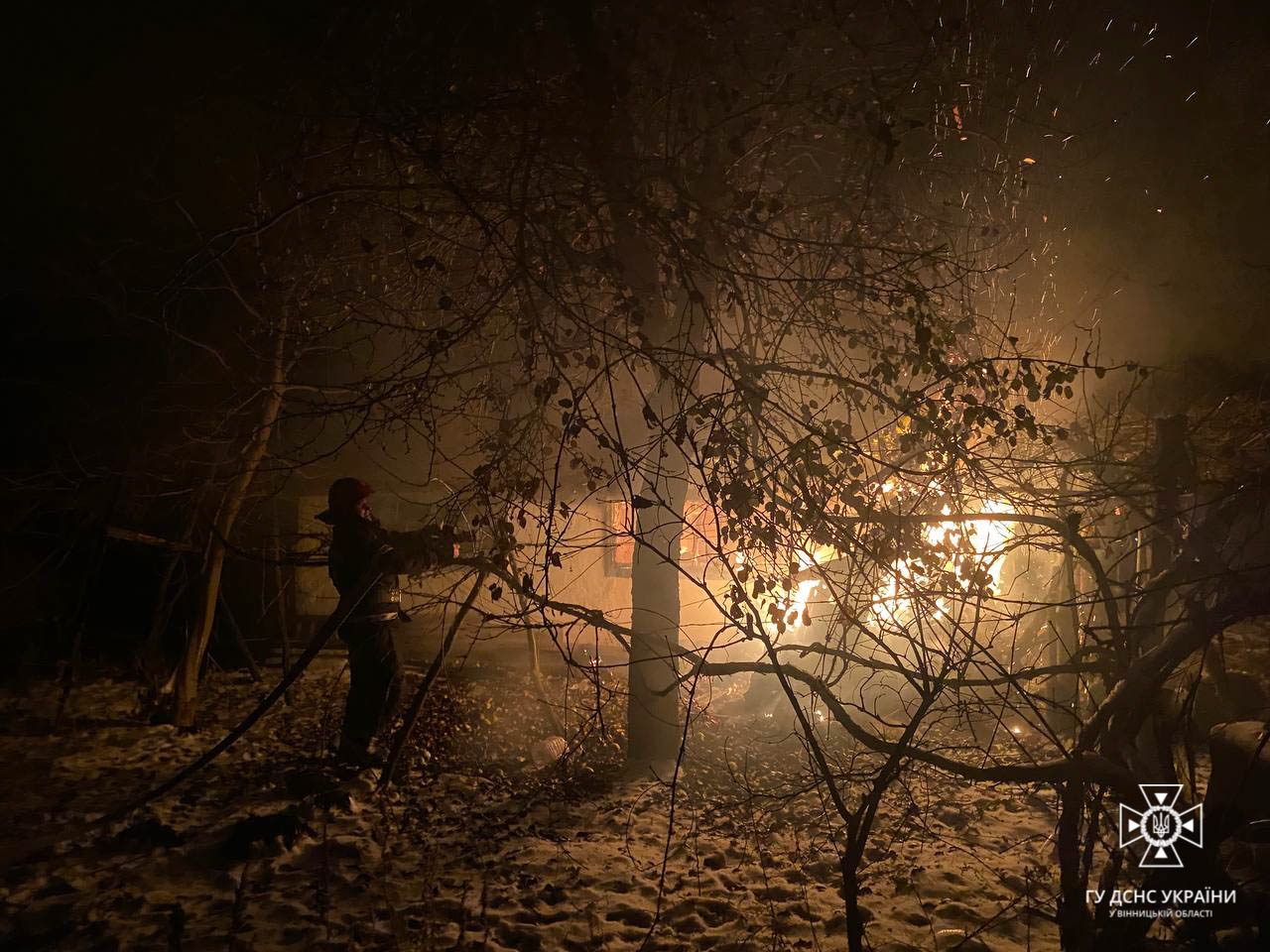 Горів автомобіль та приватні будинки - на Вінниччині сталося п'ять пожеж