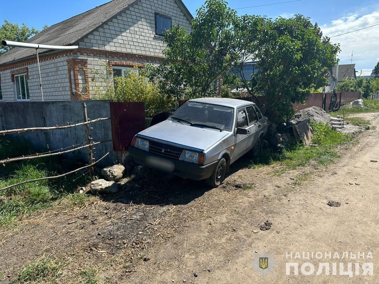 Хмільничанин на викраденому авто вибив ворота власника та в’їхав у сусідський паркан