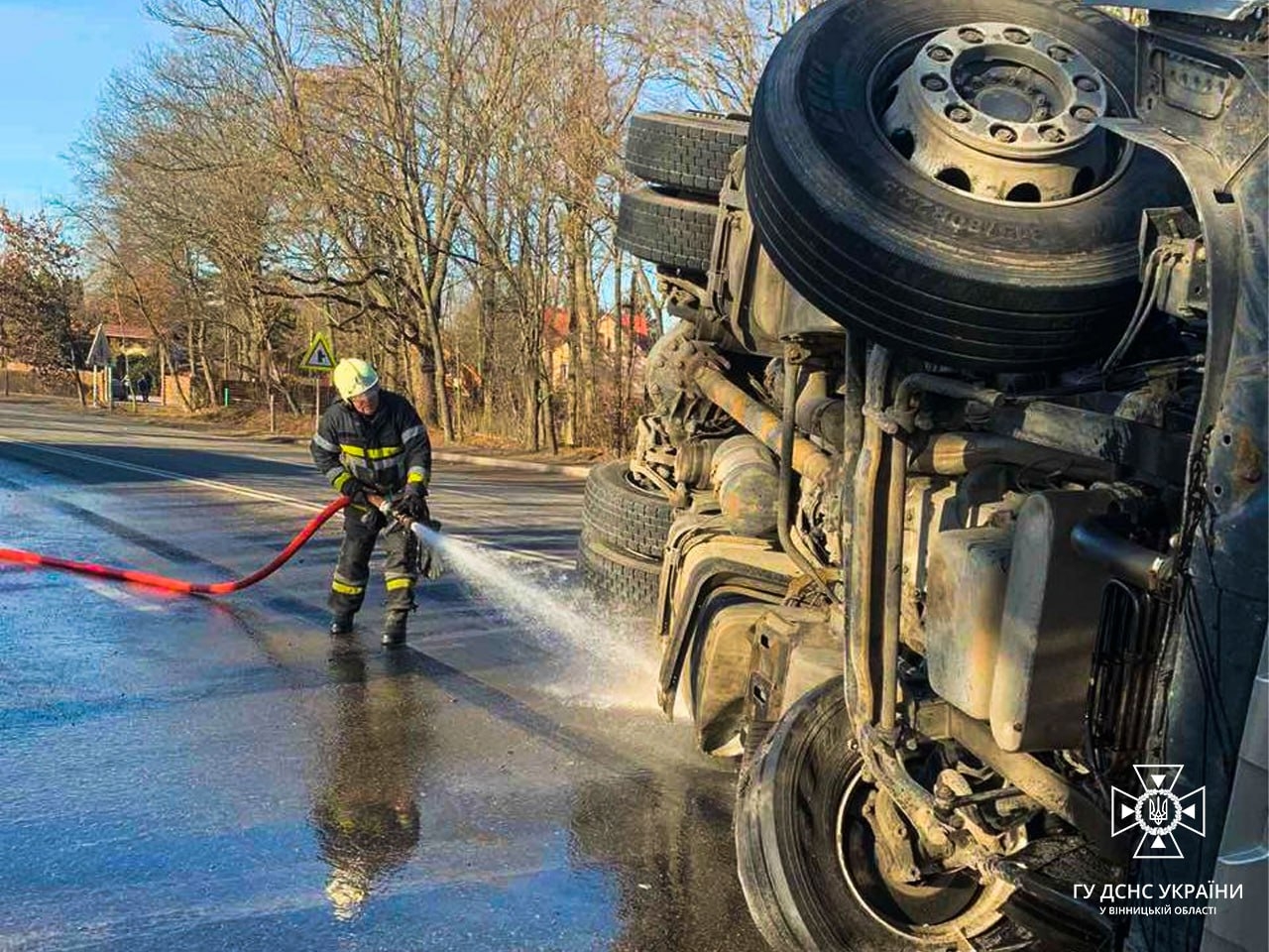 На Гайсинщині вантажівка перекинулася на бік та перекрила рух автошляхом