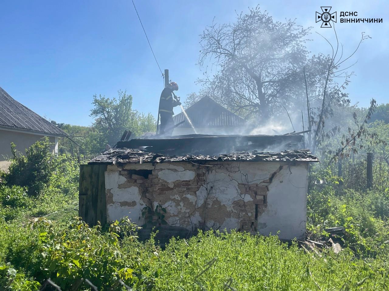 На Вінниччині загасили пожежі у двох приватних будинках