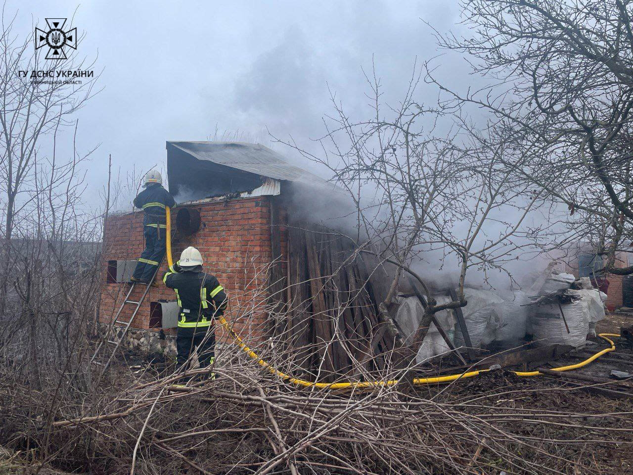 На Вінниччині загасили пожежі в господарчих будівлях та в гаражі