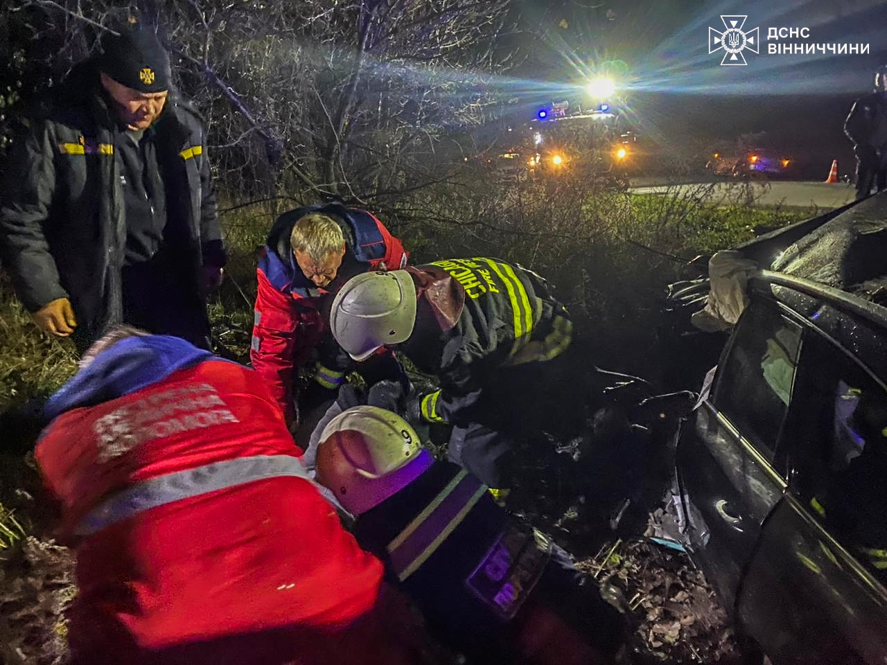  На Вінниччині в салоні розбитого авто після аварії заблокувало трьох людей