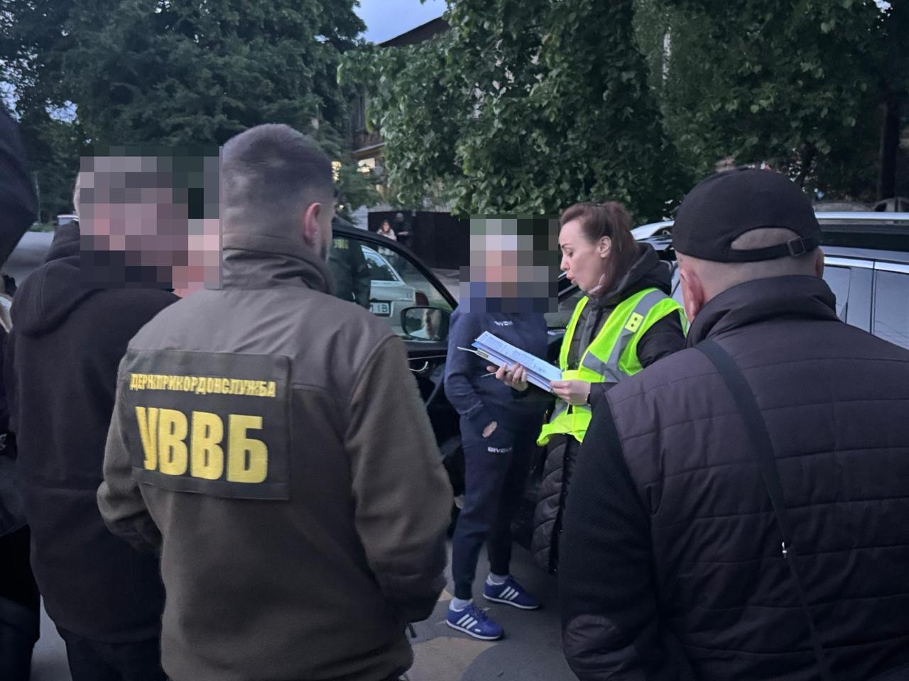 На Вінниччині вчителька географії організувала схему переправлення осіб через кордон. Свої послуги вона оцінювала в 16 тис. доларів з особи. Про це 14 травня інформують у Могилів-Подільському прикордонному загоні. Оперативники відділу внутрішньої та власної безпеки по Могилів-Подільському прикордонному загону у взаємодії з правоохоронцями викрили канал незаконного переправлення осіб призовного віку через державний кордон, - йдеться у повідомленні. Підозрювана працює вчителькою географії на Вінниччині. Замість своїх прямих обов’язків вчити дітей, вона вирішила використовувати знання у незаконній діяльності. За даними слідства, жінка здійснювала пошук клієнтів, проводила інструктаж та координувала маршрути для перетину кордону поза пунктами пропуску. Організаторку затримали під час передачі коштів. Провели санкціоновані обшуки, вилучили гроші, чорнові записи, мобільні телефони та автомобіль. Повідомили про підозру Зловмисниці повідомлено про підозру за ст. 332 КК України "Незаконне переправлення осіб через державний кордон України". Заходи проводили у взаємодії з представниками УСР у Вінницькій області ДСР, Нацполіції, СБУ у Вінницькій області та за процесуального керівництва Вінницької обласної прокуратури.