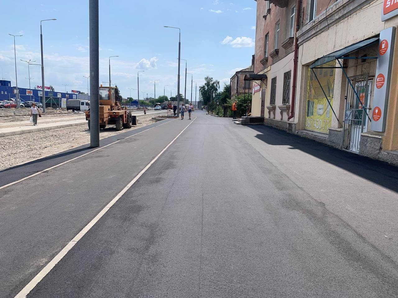 На вул. Батозькій у Вінниці вже встановили камери й облаштовують велодоріжки